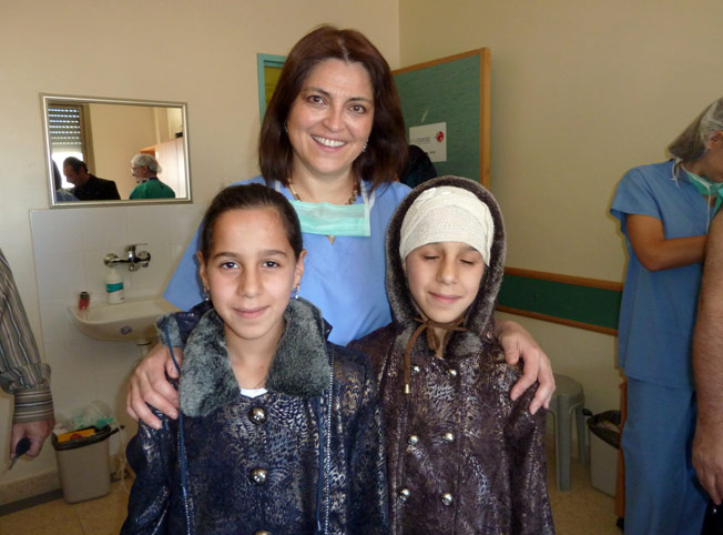 Doctora Morovic junto a pacientes en misión humanitaria.